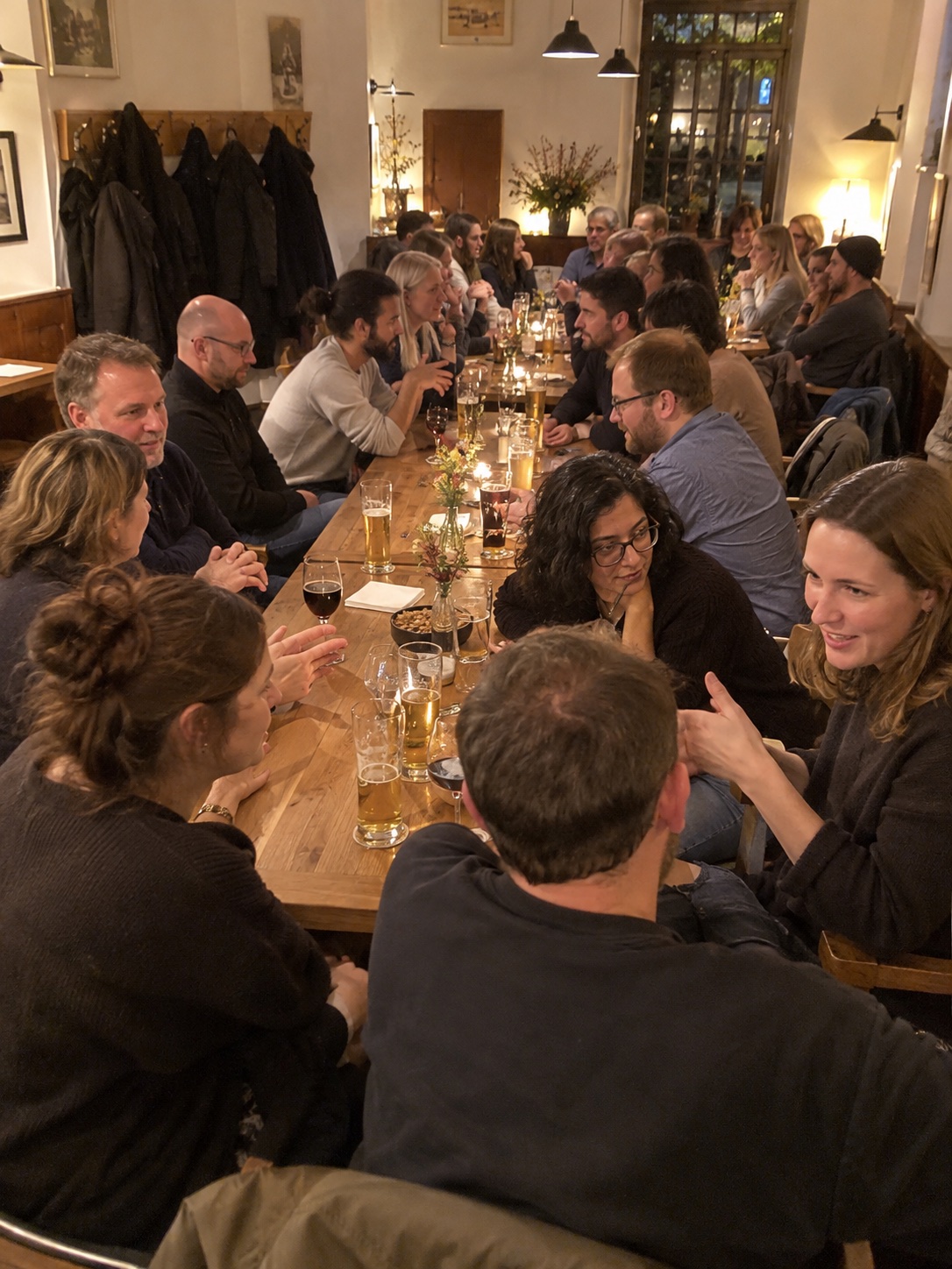 Eine große Stammtischrunde an einem langen Tisch in einem Frankfurter Lokal